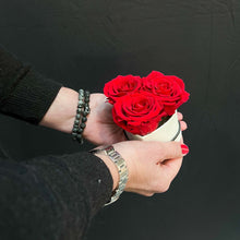 Lade das Bild in den Galerie-Viewer, Rosenbox Little Heart mit 3 Infinity Rosen