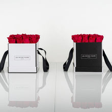 Lade das Bild in den Galerie-Viewer, Rosenbox Classic Beauty mit 9 - 12 Infinity Rosen - Les Petites Fleurs