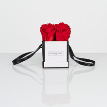 Lade das Bild in den Galerie-Viewer, Rosenbox Little Beauty mit 4 Infinity Rosen