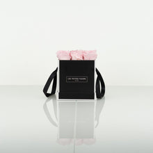 Lade das Bild in den Galerie-Viewer, Rosenbox Classic Beauty mit 9 - 12 Infinity Rosen - Les Petites Fleurs