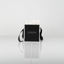 Lade das Bild in den Galerie-Viewer, Rosenbox Classic Beauty mit 9 - 12 Infinity Rosen - Les Petites Fleurs