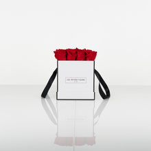 Lade das Bild in den Galerie-Viewer, Rosenbox Classic Beauty mit 9 - 12 Infinity Rosen - Les Petites Fleurs

